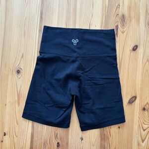 Aritzia Tna TnAction 7” Bike Shorts